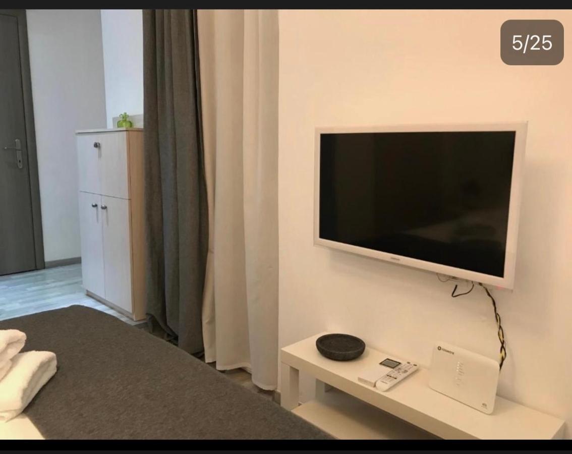 Small Budget Diamond Apartment In Agias Sofias. เทสซาโลนิกิ ภายนอก รูปภาพ