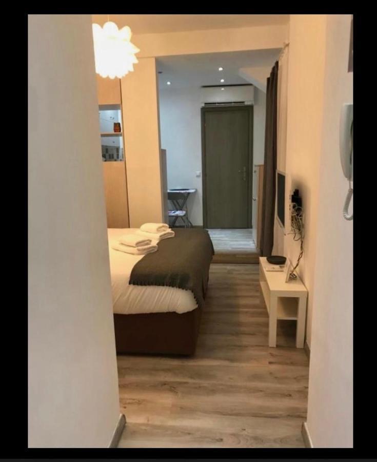 Small Budget Diamond Apartment In Agias Sofias. เทสซาโลนิกิ ภายนอก รูปภาพ