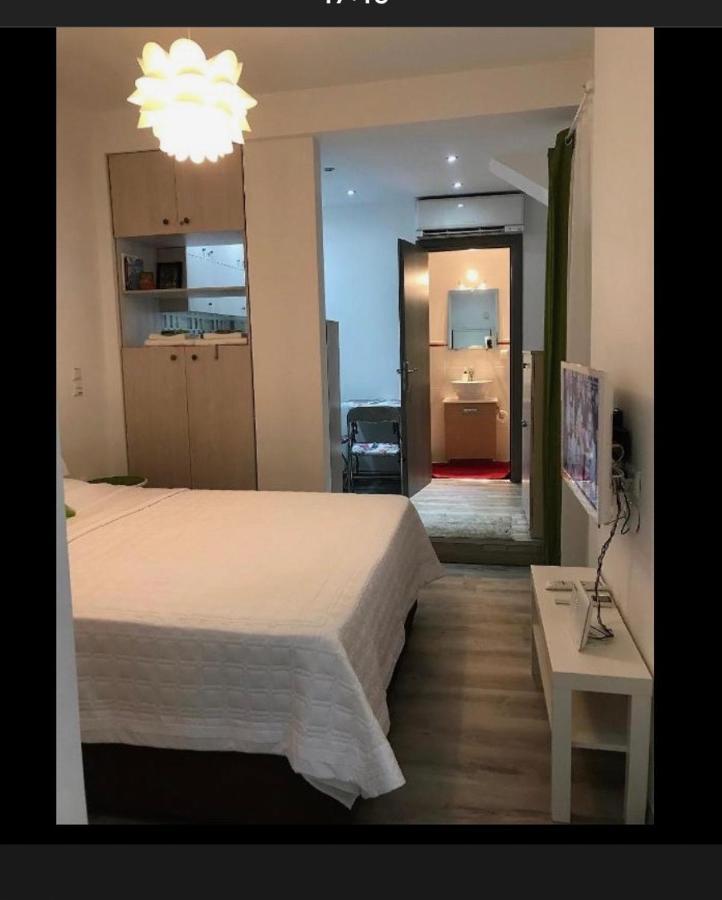 Small Budget Diamond Apartment In Agias Sofias. เทสซาโลนิกิ ภายนอก รูปภาพ