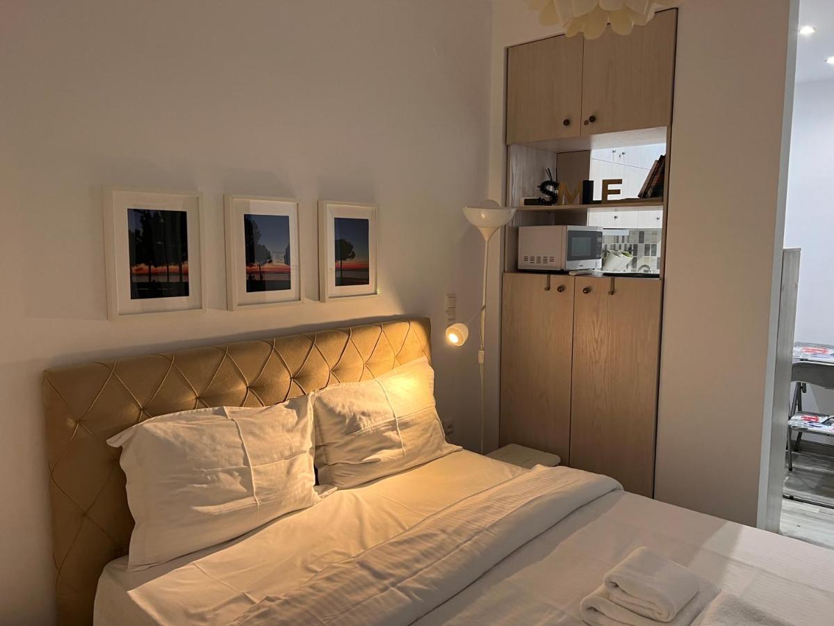 Small Budget Diamond Apartment In Agias Sofias. เทสซาโลนิกิ ภายนอก รูปภาพ