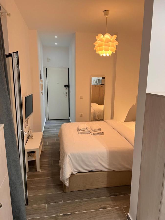 Small Budget Diamond Apartment In Agias Sofias. เทสซาโลนิกิ ภายนอก รูปภาพ