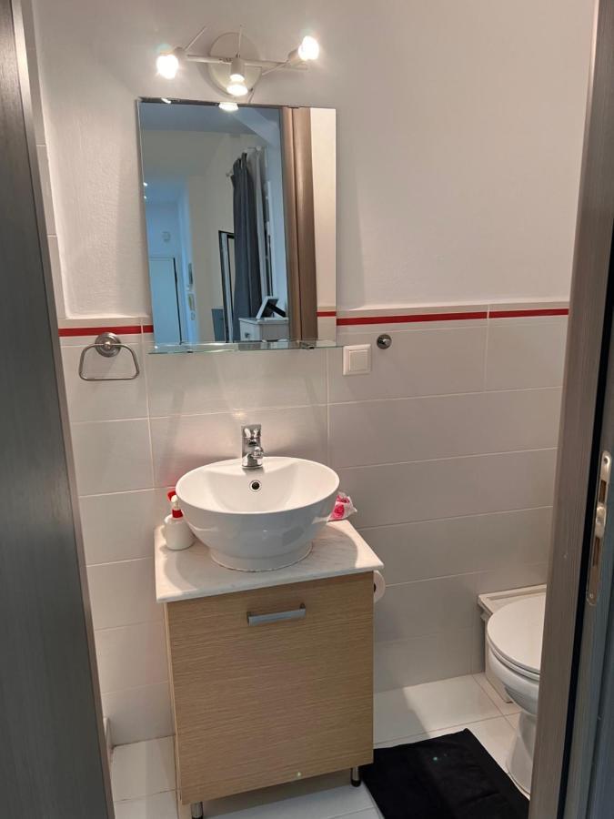 Small Budget Diamond Apartment In Agias Sofias. เทสซาโลนิกิ ภายนอก รูปภาพ
