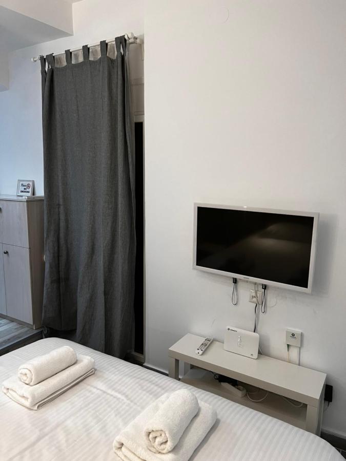 Small Budget Diamond Apartment In Agias Sofias. เทสซาโลนิกิ ภายนอก รูปภาพ